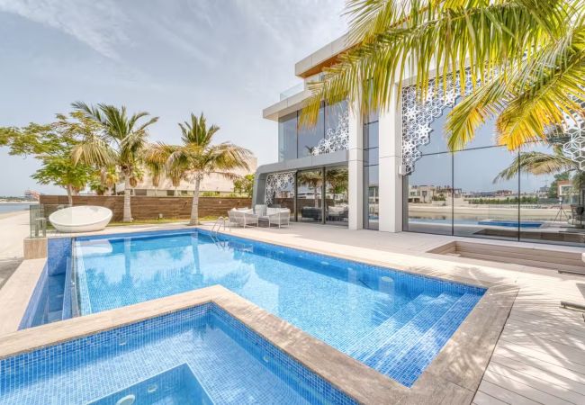 Villa in Dubai - World Class Luxurious 6 BDR Villa In Palm Jumeriah