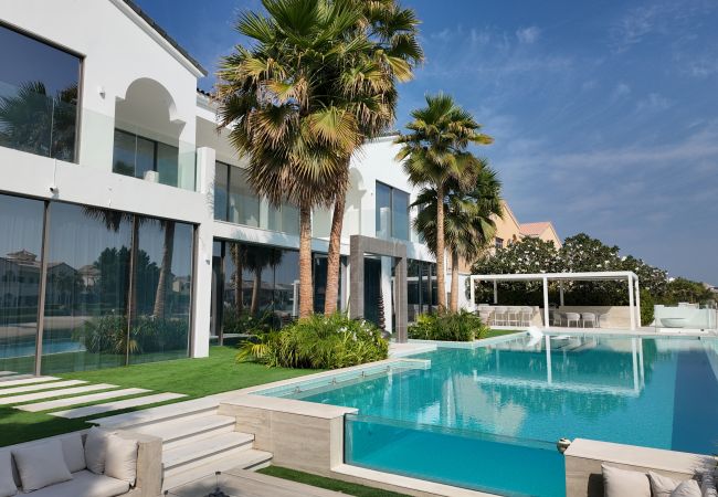 Villa in Dubai - World Class 6 BDR Villa In Signature Palm