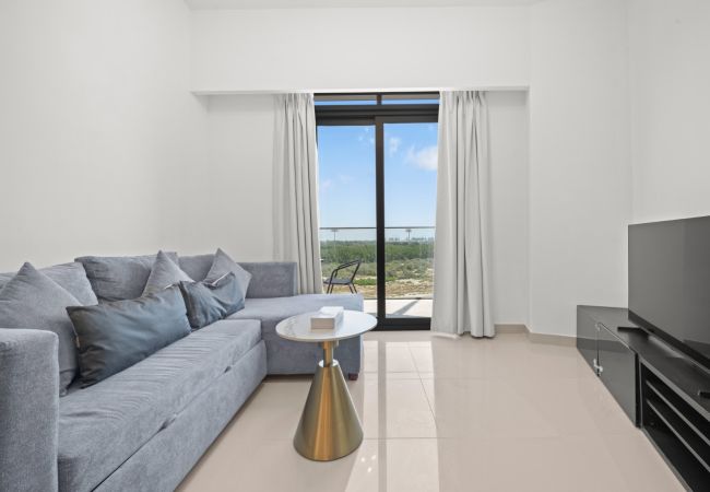 Apartment in Dubai - Classic Charm 1BR In Azizi Gardens