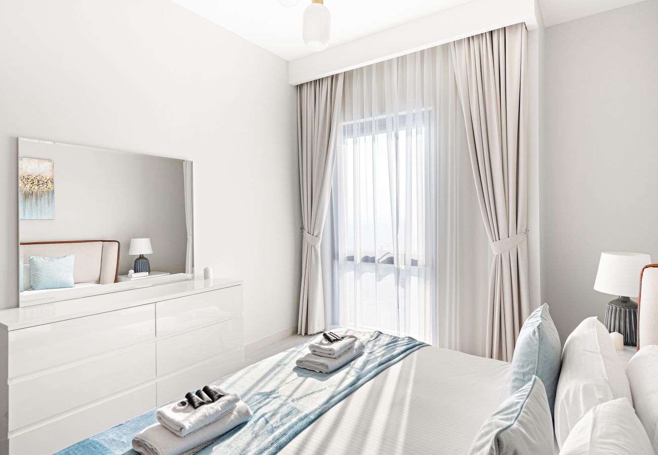 Apartment in Dubai - Bright & Airy 1-Bedroom Vida Residences