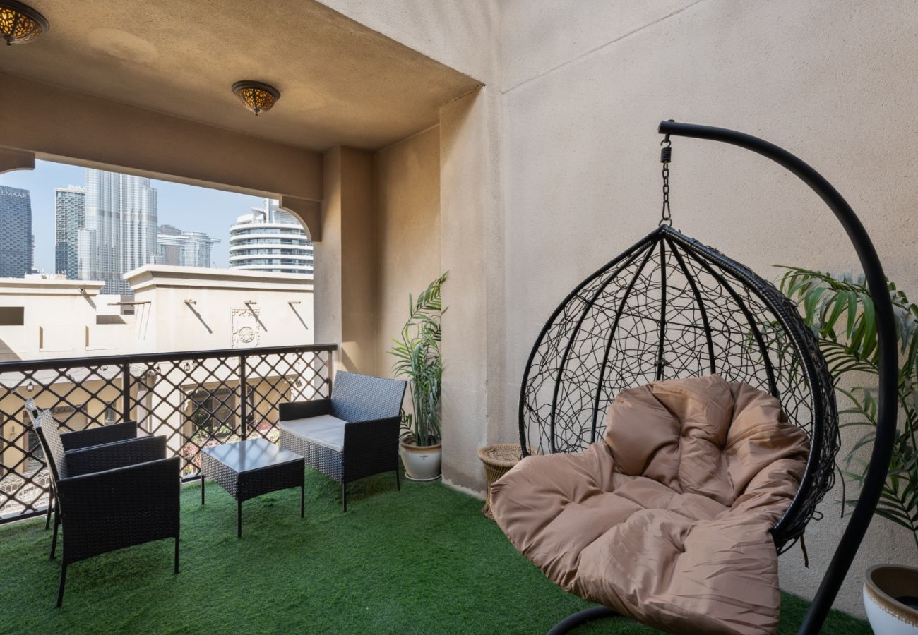 Apartment in Dubai - Modern Design 2BR In Downtown W/ Burj Khalifa View