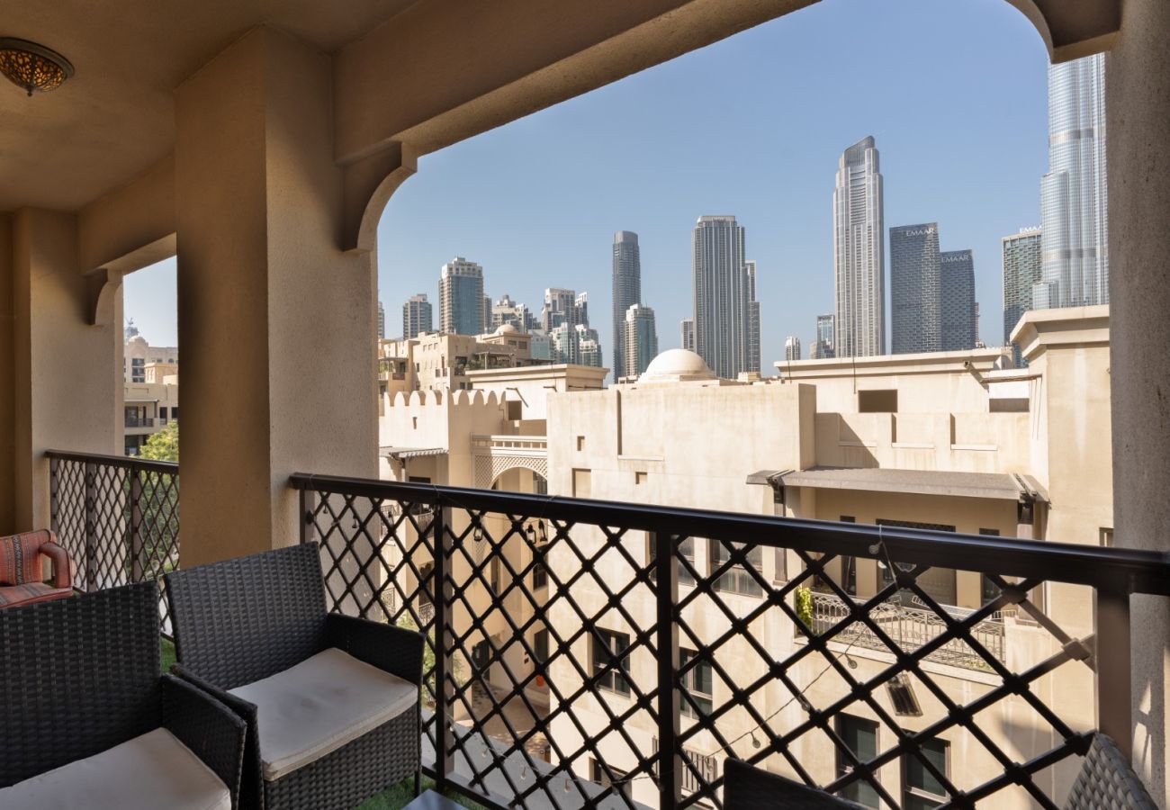 Apartment in Dubai - Modern Design 2BR In Downtown W/ Burj Khalifa View