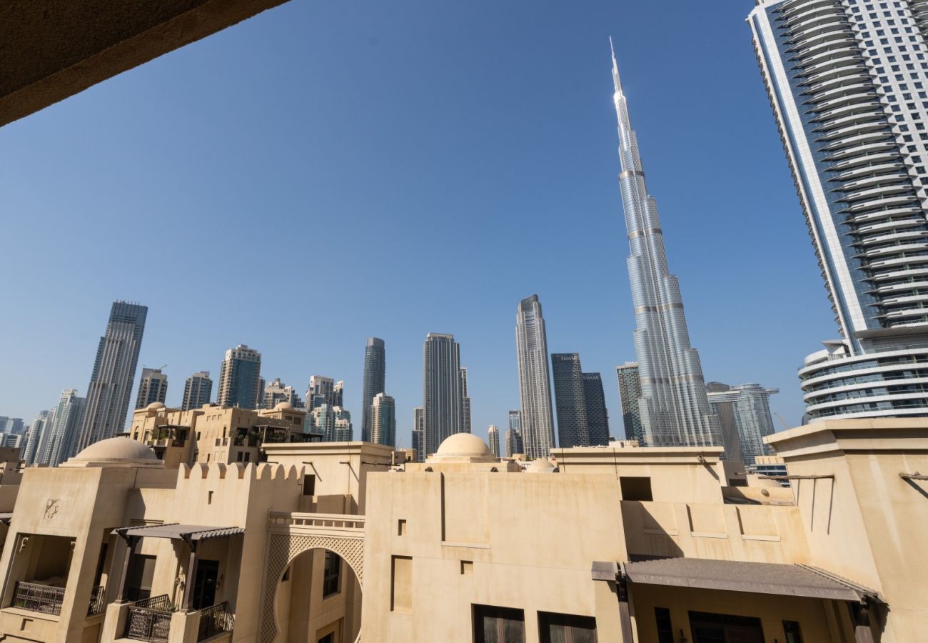 Apartment in Dubai - Modern Design 2BR In Downtown W/ Burj Khalifa View