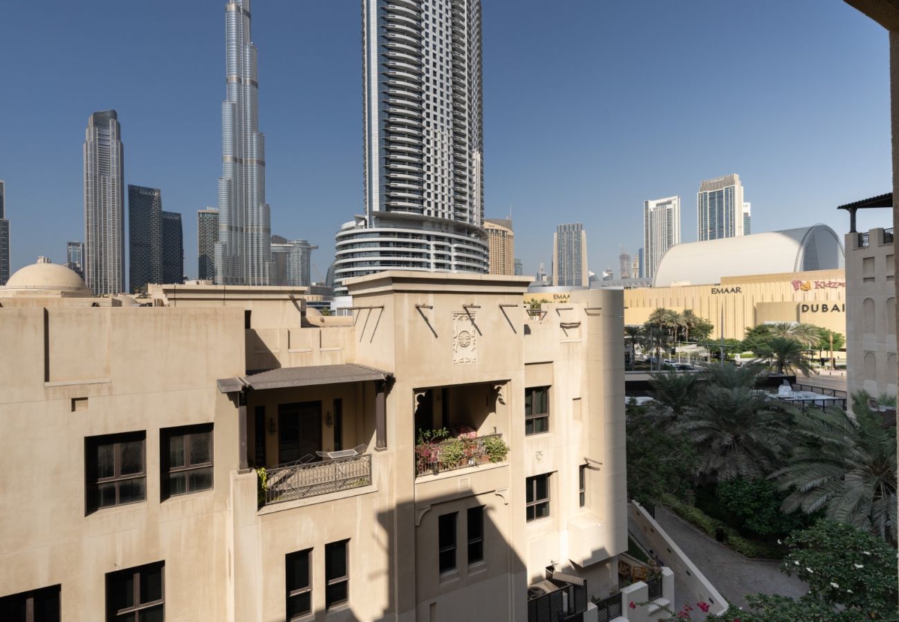 Apartment in Dubai - Modern Design 2BR In Downtown W/ Burj Khalifa View