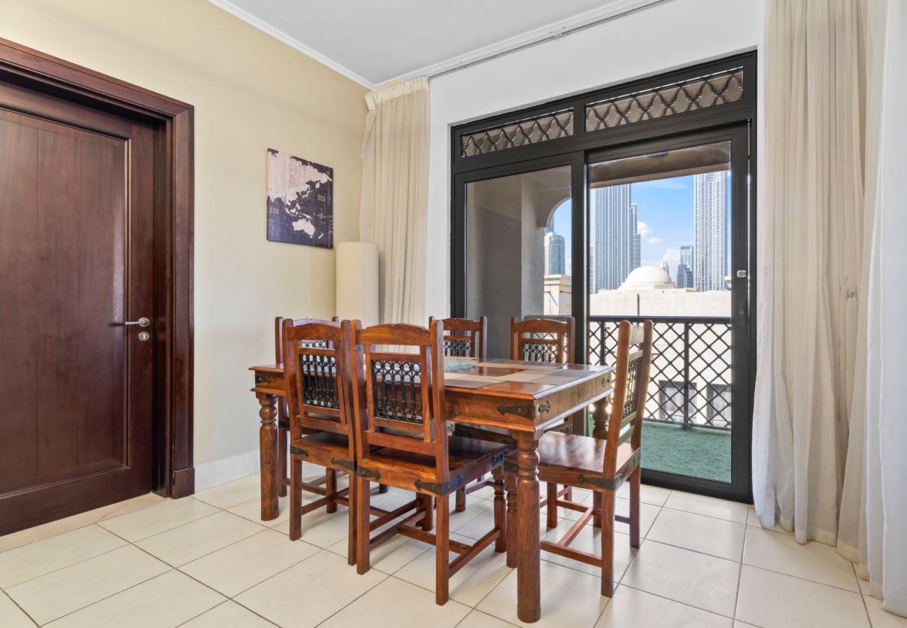 Apartment in Dubai - Modern Design 2BR In Downtown W/ Burj Khalifa View