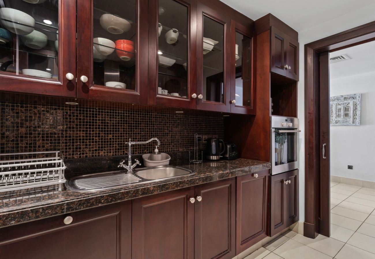 Apartment in Dubai - Modern Design 2BR In Downtown W/ Burj Khalifa View