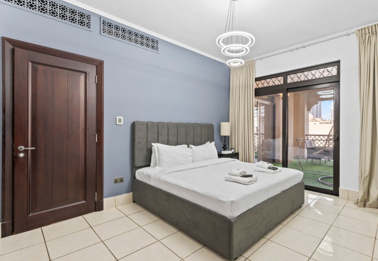 Apartment in Dubai - Modern Design 2BR In Downtown W/ Burj Khalifa View