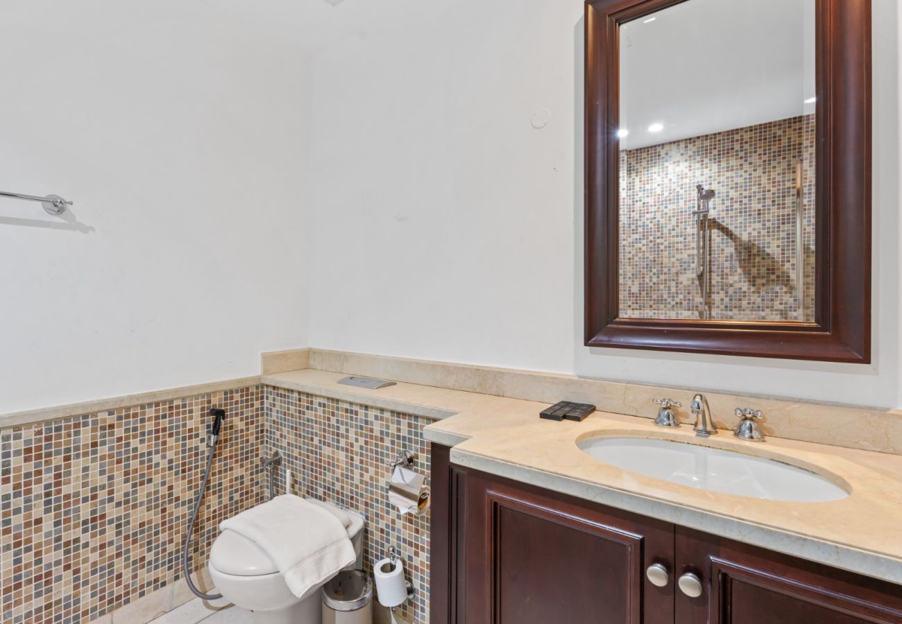 Apartment in Dubai - Modern Design 2BR In Downtown W/ Burj Khalifa View