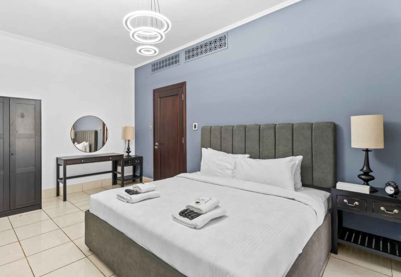 Apartment in Dubai - Modern Design 2BR In Downtown W/ Burj Khalifa View