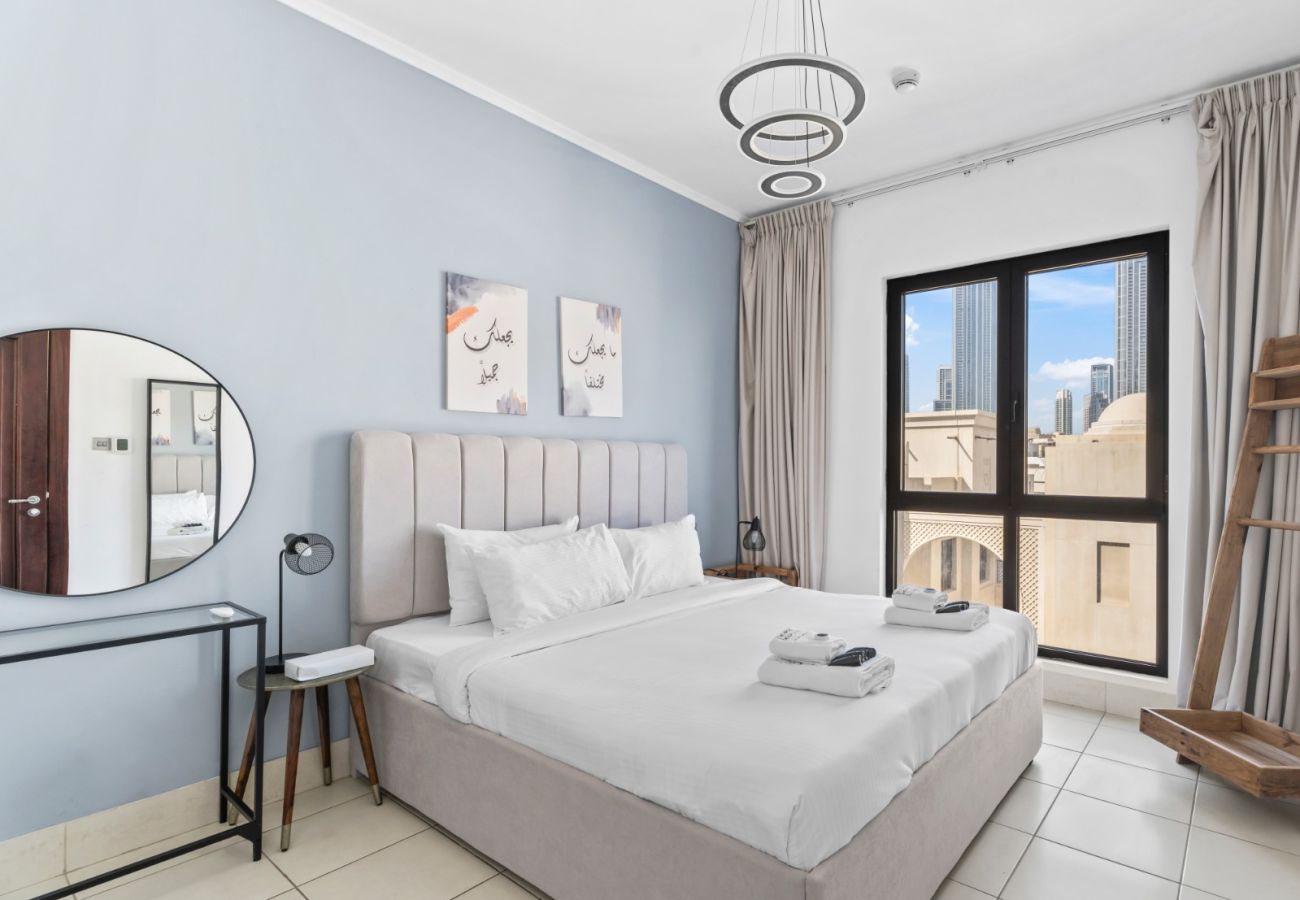 Apartment in Dubai - Modern Design 2BR In Downtown W/ Burj Khalifa View