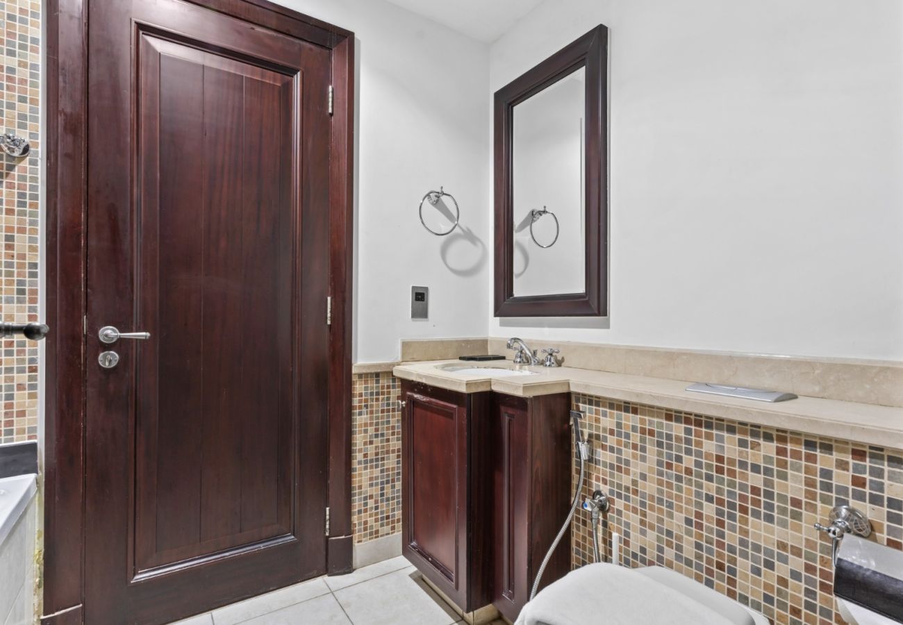 Apartment in Dubai - Modern Design 2BR In Downtown W/ Burj Khalifa View