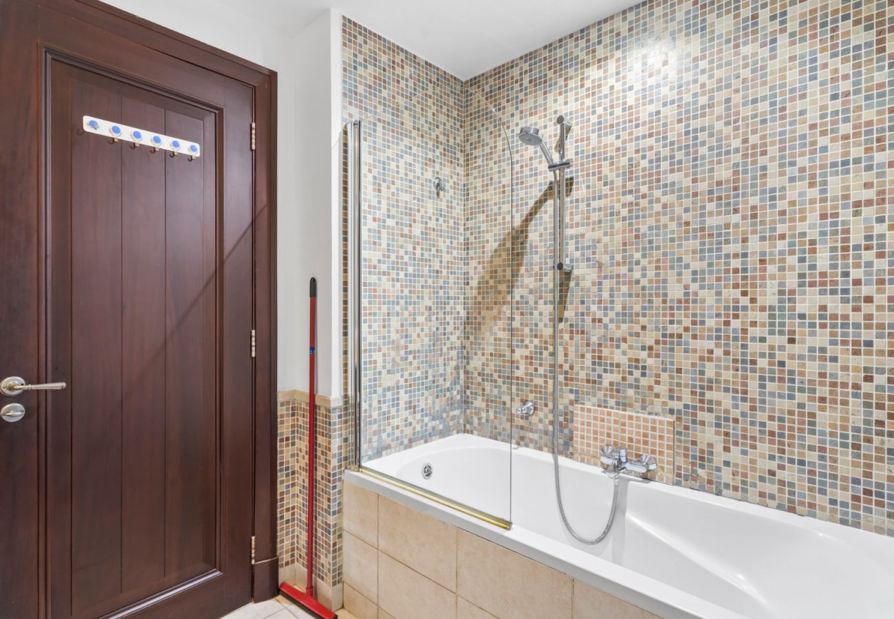 Apartment in Dubai - Modern Design 2BR In Downtown W/ Burj Khalifa View