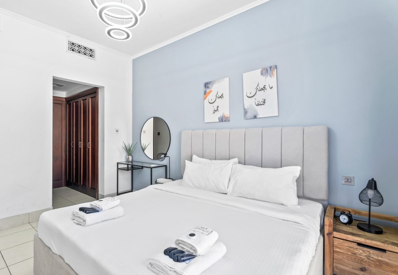 Apartment in Dubai - Modern Design 2BR In Downtown W/ Burj Khalifa View