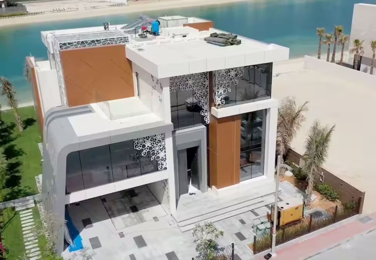 Villa in Dubai - World Class Luxurious 6 BDR Villa In Palm Jumeriah