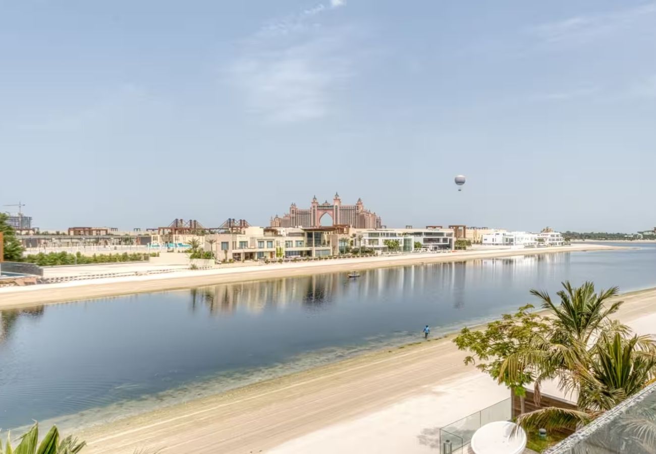 Villa in Dubai - World Class Luxurious 6 BDR Villa In Palm Jumeriah