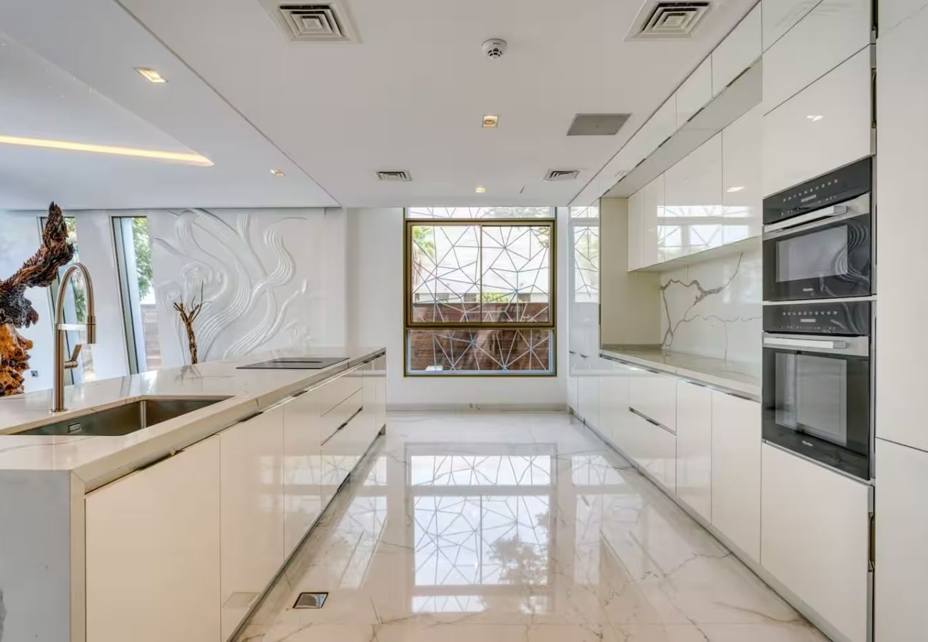Villa in Dubai - World Class Luxurious 6 BDR Villa In Palm Jumeriah
