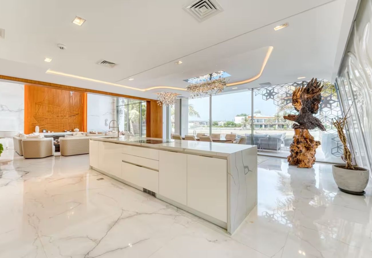 Villa in Dubai - World Class Luxurious 6 BDR Villa In Palm Jumeriah