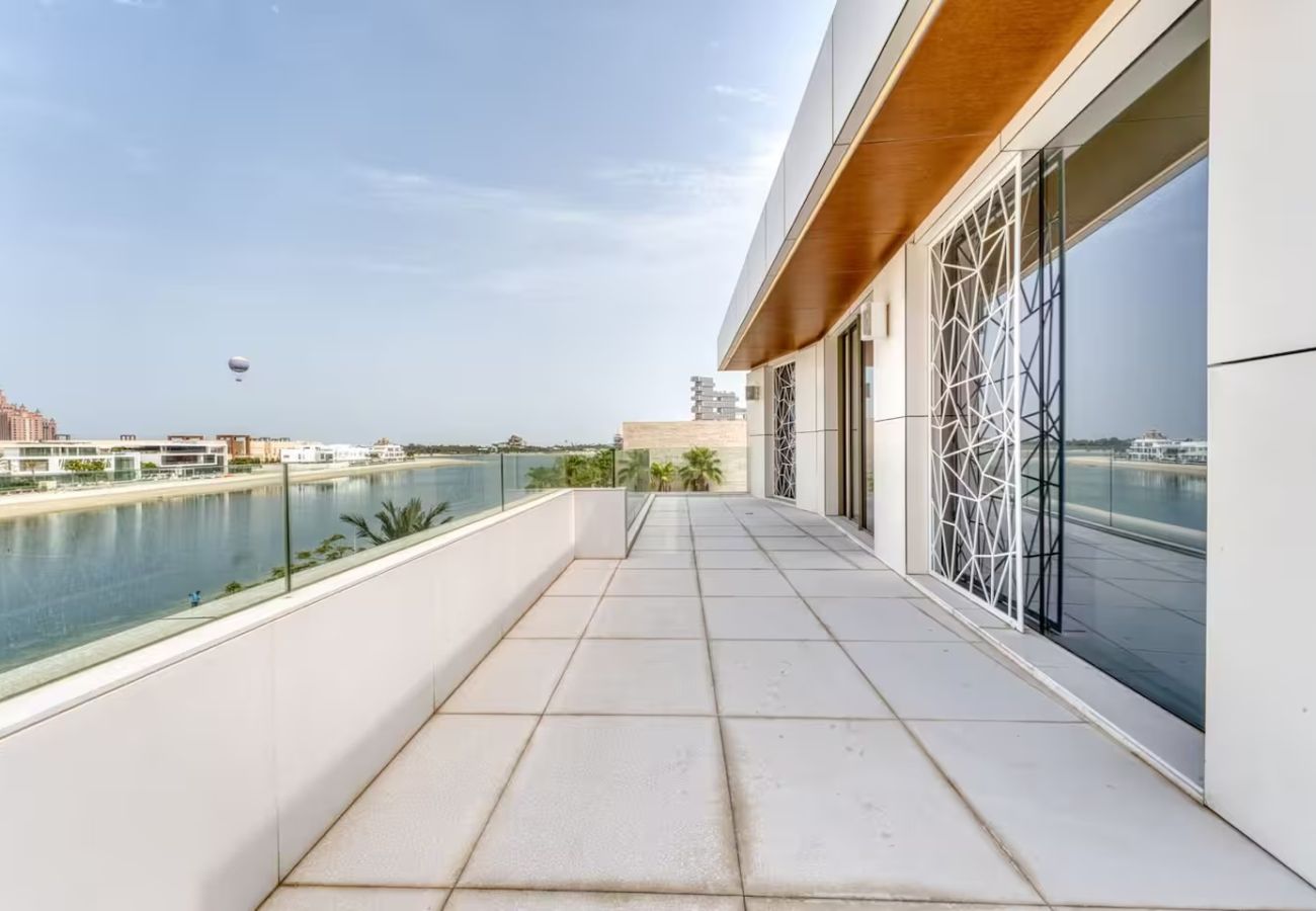 Villa in Dubai - World Class Luxurious 6 BDR Villa In Palm Jumeriah