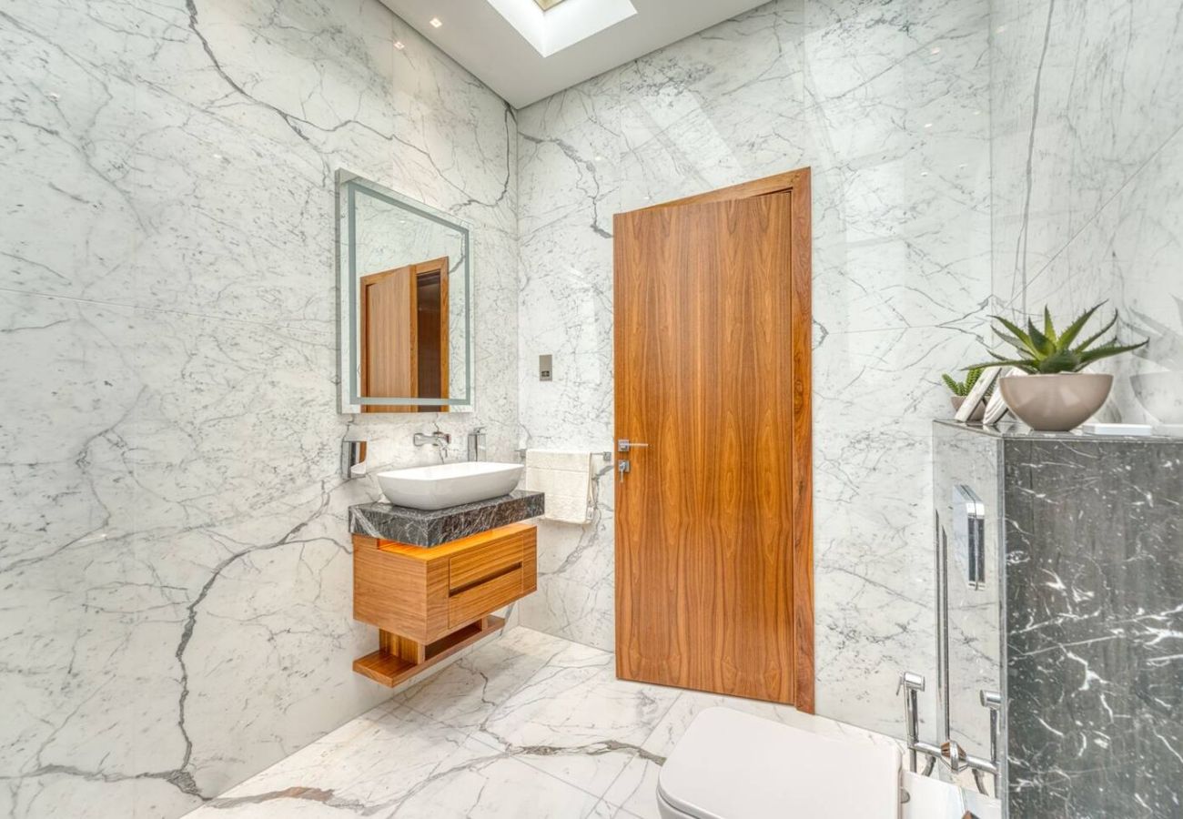 Villa in Dubai - World Class Luxurious 6 BDR Villa In Palm Jumeriah