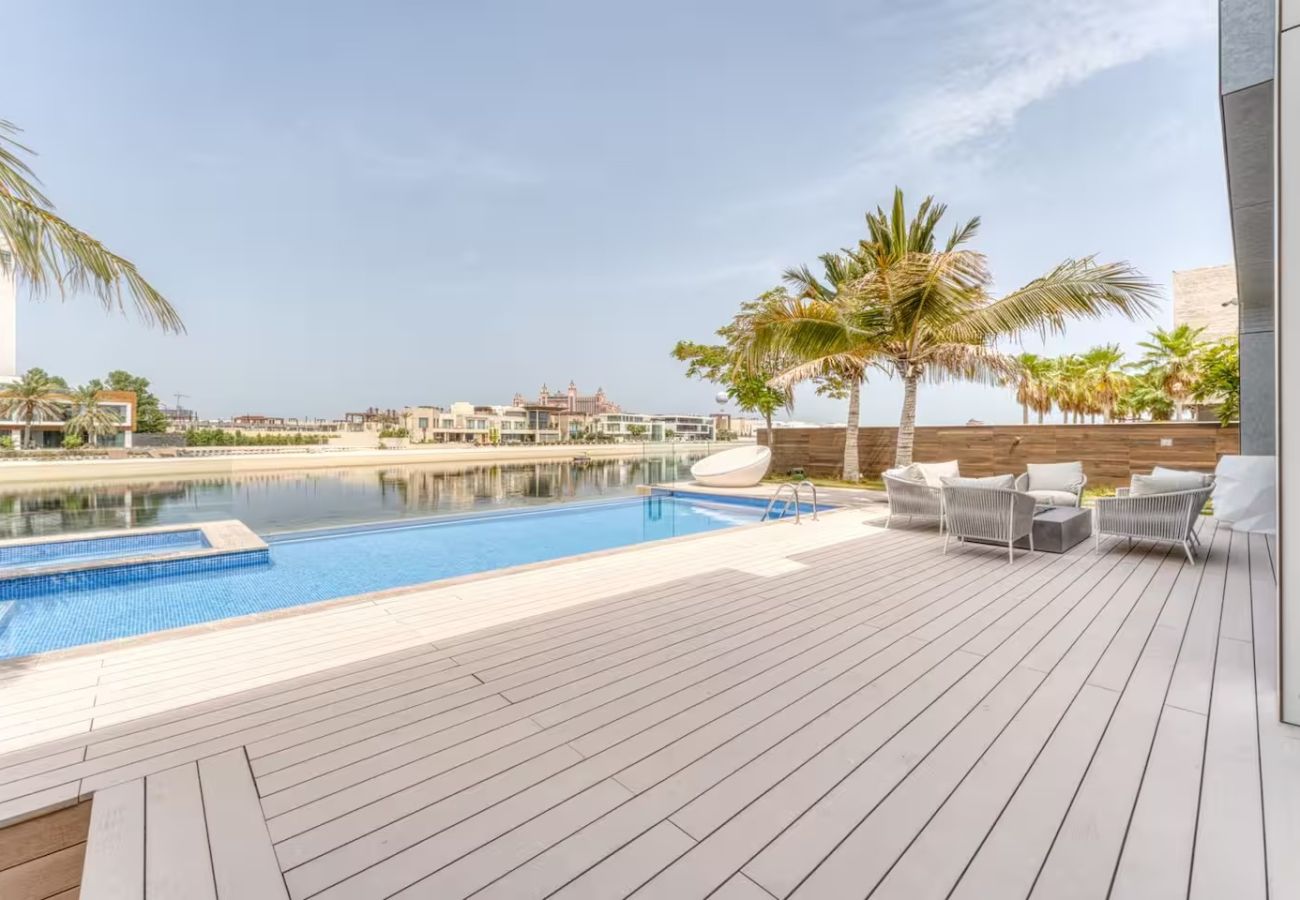 Villa in Dubai - World Class Luxurious 6 BDR Villa In Palm Jumeriah