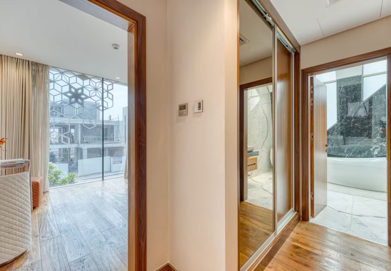 Villa in Dubai - World Class Luxurious 6 BDR Villa In Palm Jumeriah