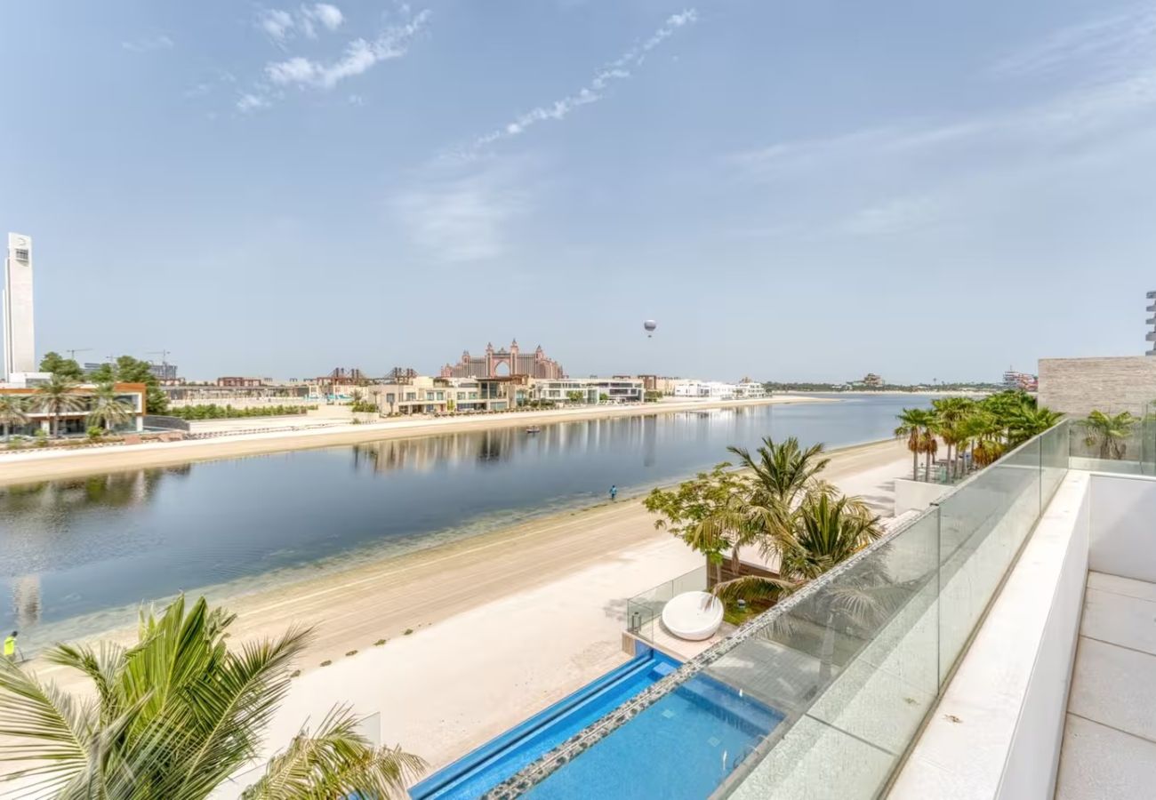 Villa in Dubai - World Class Luxurious 6 BDR Villa In Palm Jumeriah
