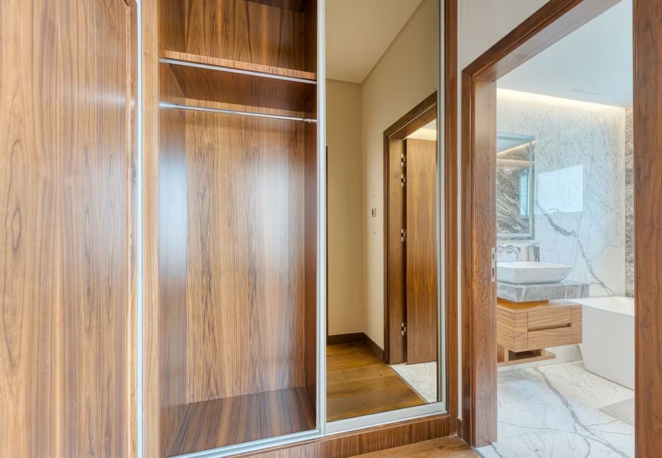 Villa in Dubai - World Class Luxurious 6 BDR Villa In Palm Jumeriah