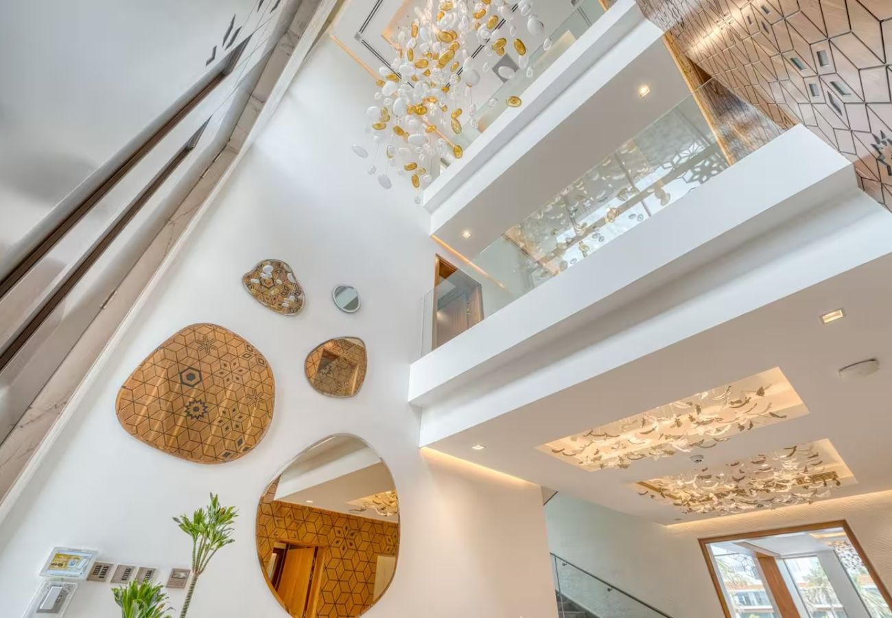 Villa in Dubai - World Class Luxurious 6 BDR Villa In Palm Jumeriah