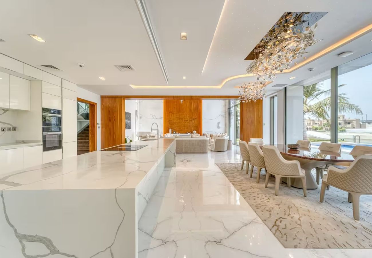 Villa in Dubai - World Class Luxurious 6 BDR Villa In Palm Jumeriah