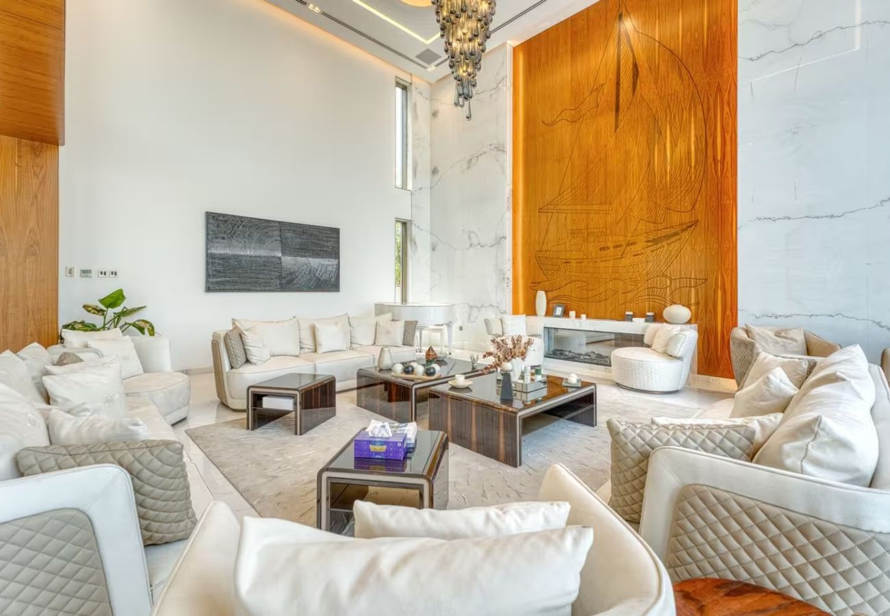 Villa in Dubai - World Class Luxurious 6 BDR Villa In Palm Jumeriah