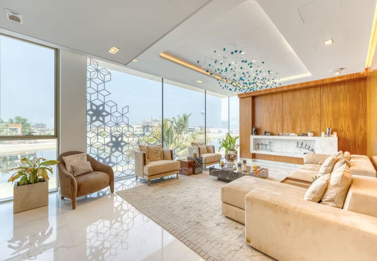 Villa in Dubai - World Class Luxurious 6 BDR Villa In Palm Jumeriah