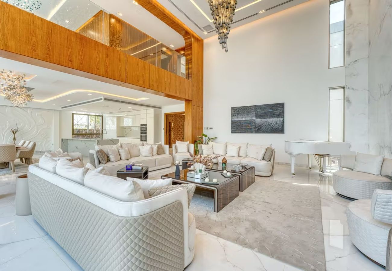 Villa in Dubai - World Class Luxurious 6 BDR Villa In Palm Jumeriah