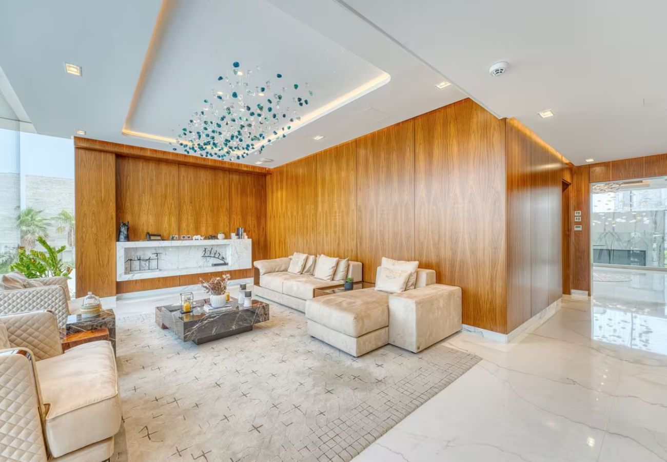 Villa in Dubai - World Class Luxurious 6 BDR Villa In Palm Jumeriah
