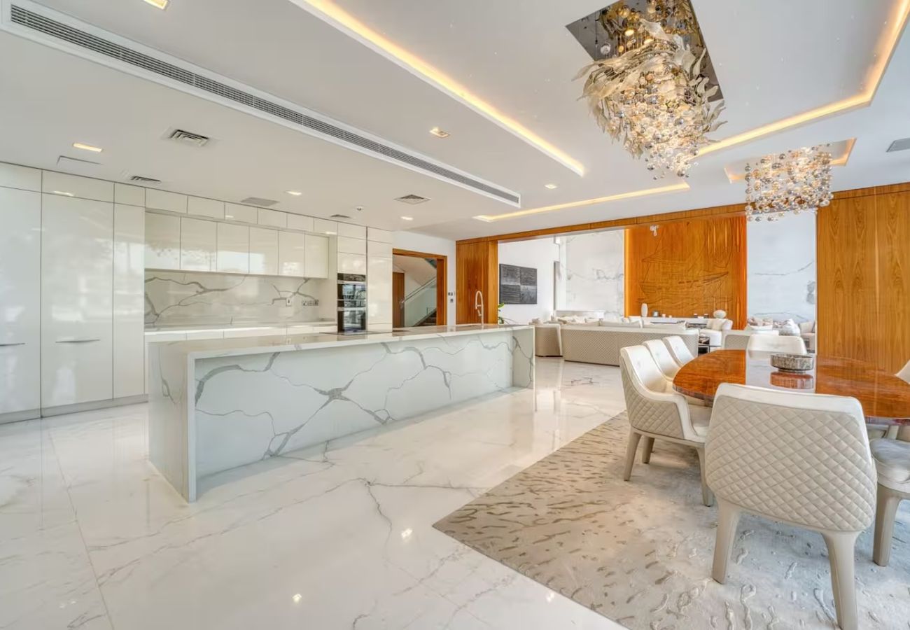 Villa in Dubai - World Class Luxurious 6 BDR Villa In Palm Jumeriah