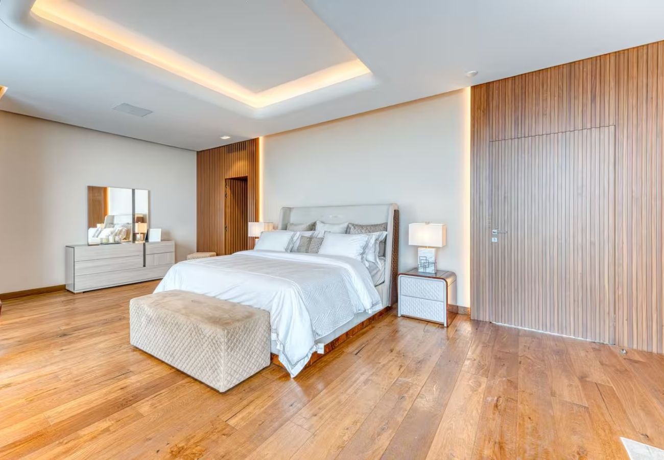 Villa in Dubai - World Class Luxurious 6 BDR Villa In Palm Jumeriah