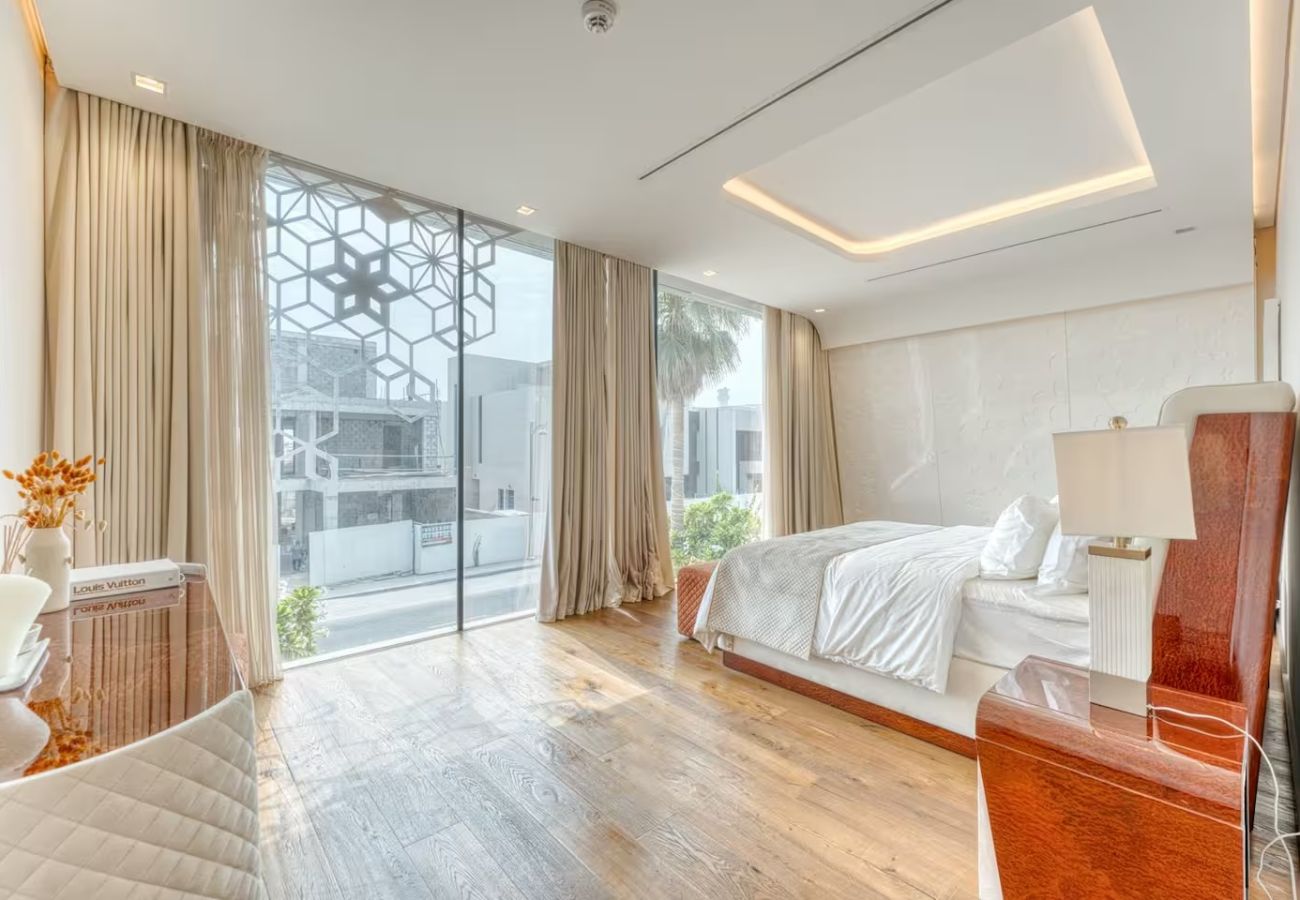 Villa in Dubai - World Class Luxurious 6 BDR Villa In Palm Jumeriah