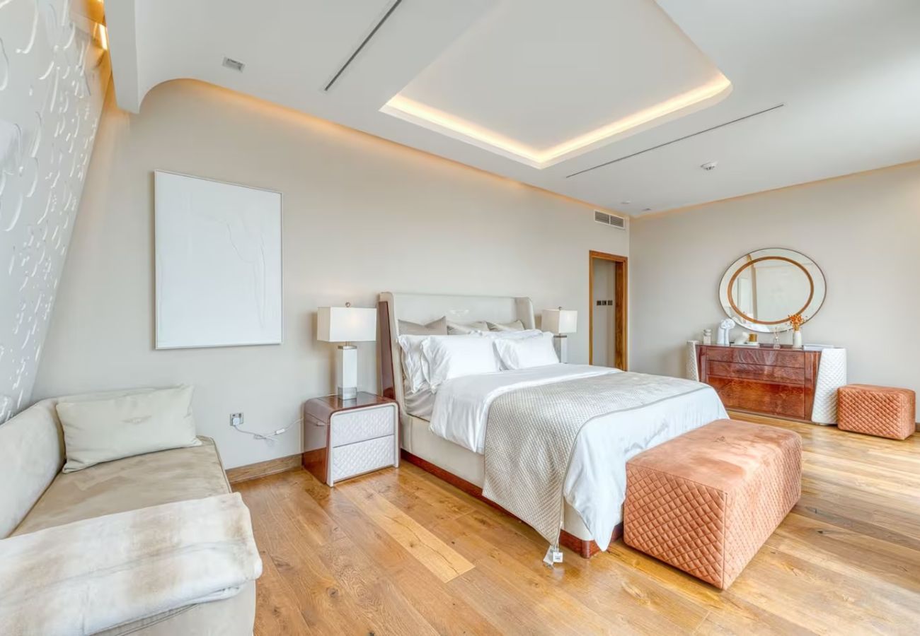 Villa in Dubai - World Class Luxurious 6 BDR Villa In Palm Jumeriah