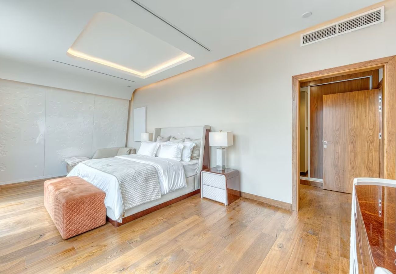 Villa in Dubai - World Class Luxurious 6 BDR Villa In Palm Jumeriah