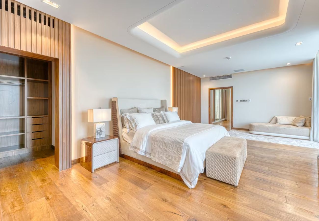 Villa in Dubai - World Class Luxurious 6 BDR Villa In Palm Jumeriah
