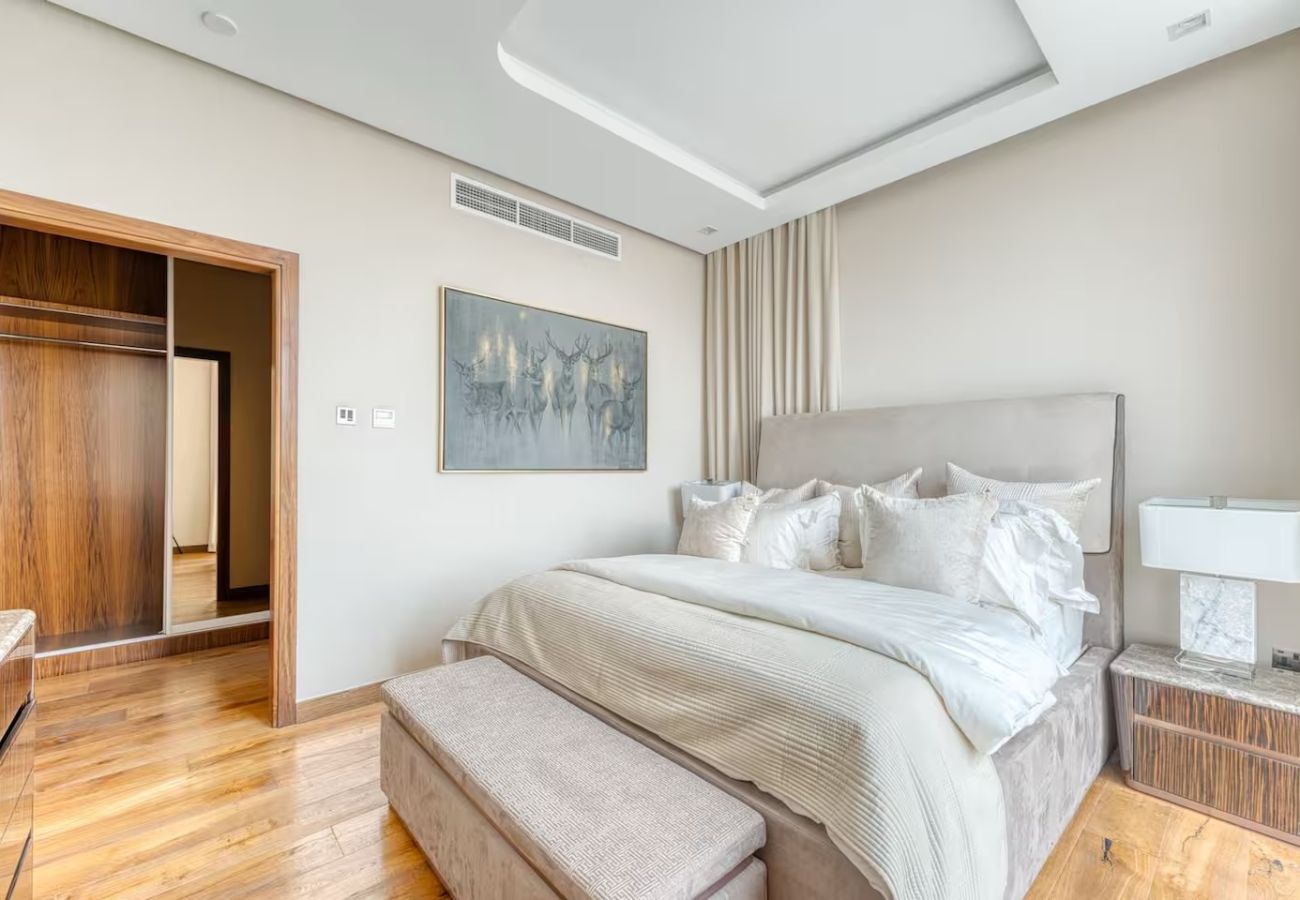 Villa in Dubai - World Class Luxurious 6 BDR Villa In Palm Jumeriah
