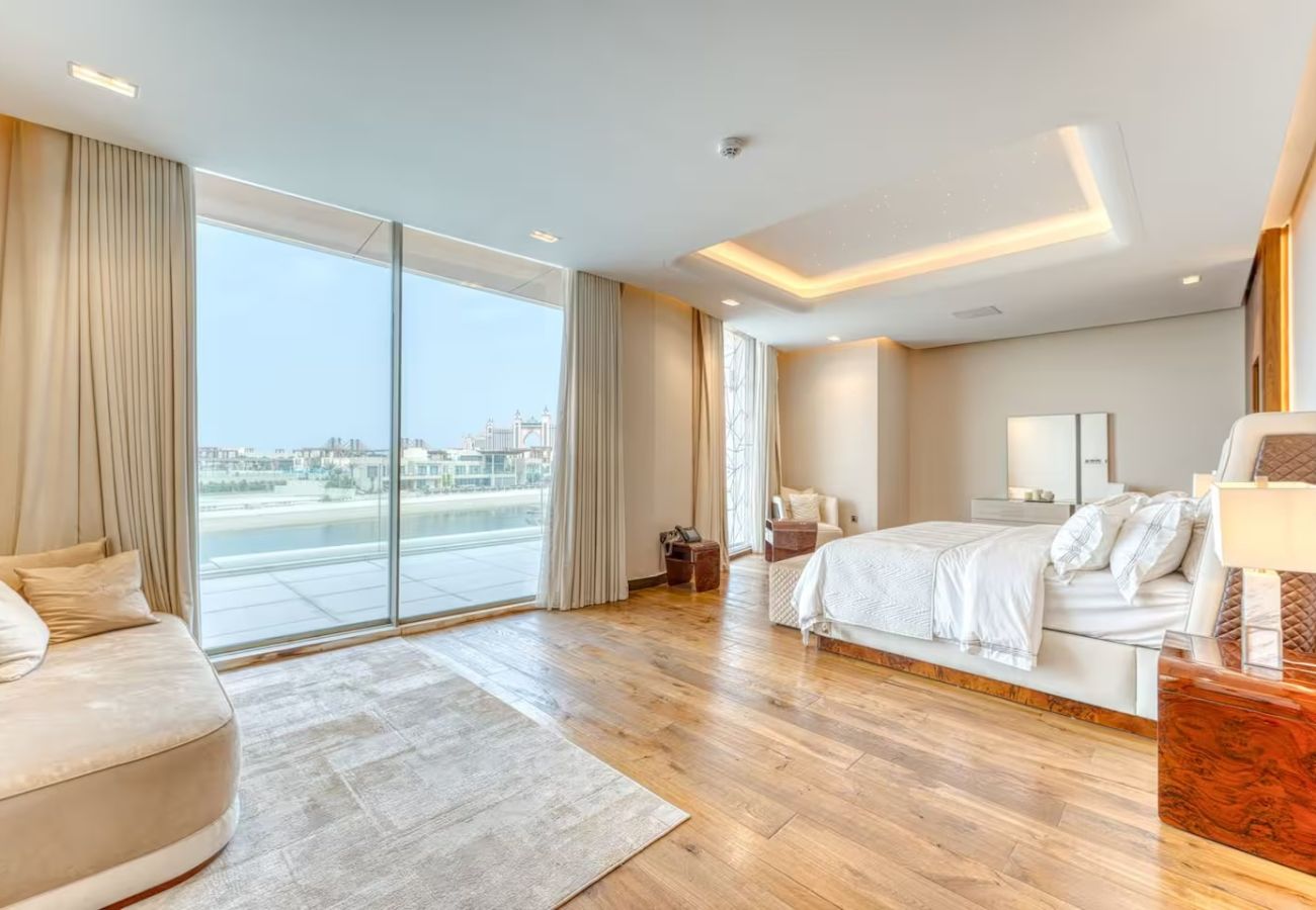 Villa in Dubai - World Class Luxurious 6 BDR Villa In Palm Jumeriah