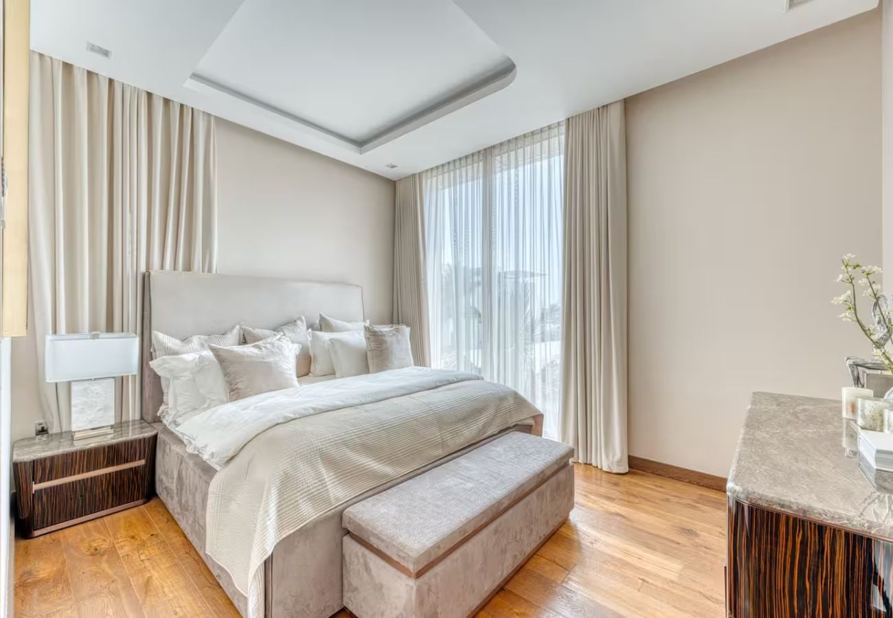 Villa in Dubai - World Class Luxurious 6 BDR Villa In Palm Jumeriah