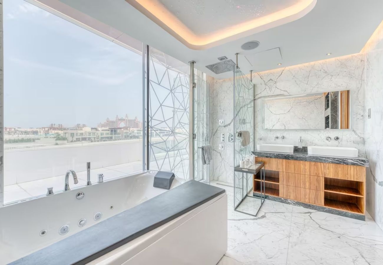 Villa in Dubai - World Class Luxurious 6 BDR Villa In Palm Jumeriah