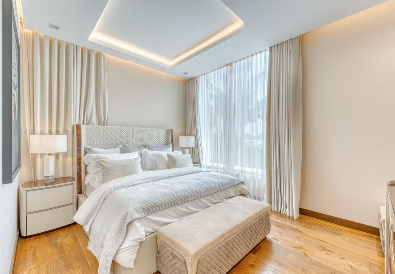 Villa in Dubai - World Class Luxurious 6 BDR Villa In Palm Jumeriah