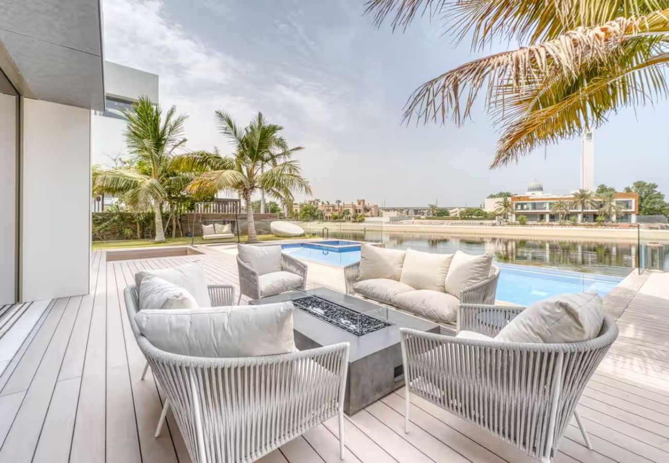 Villa in Dubai - World Class Luxurious 6 BDR Villa In Palm Jumeriah