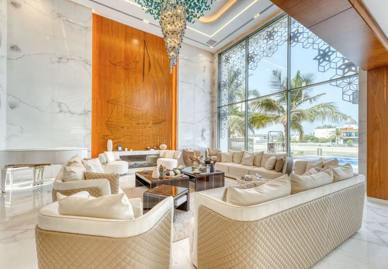 Villa in Dubai - World Class Luxurious 6 BDR Villa In Palm Jumeriah