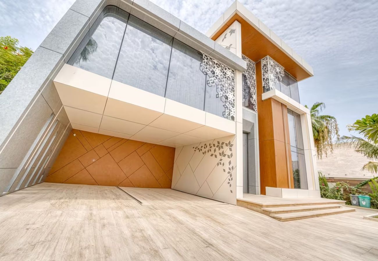 Villa in Dubai - World Class Luxurious 6 BDR Villa In Palm Jumeriah