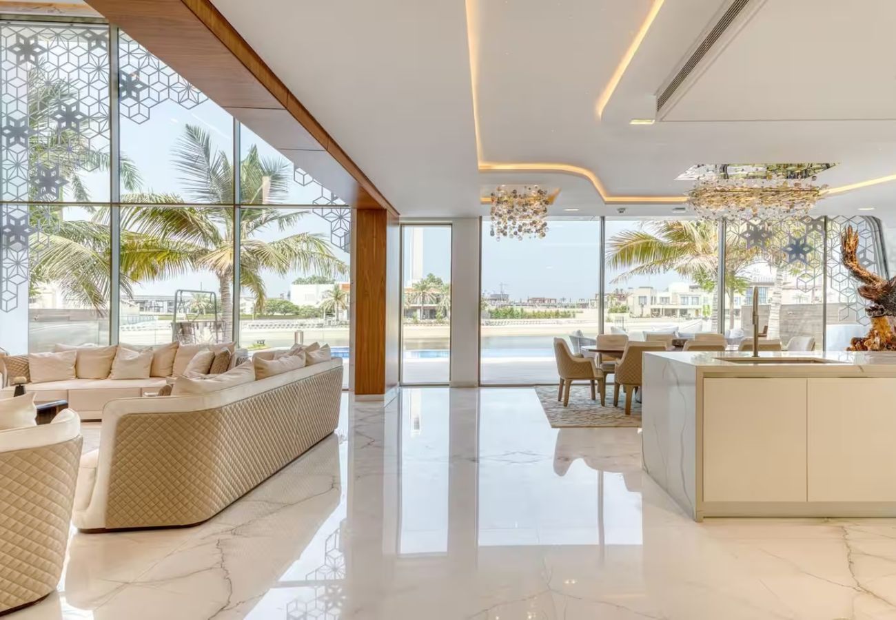 Villa in Dubai - World Class Luxurious 6 BDR Villa In Palm Jumeriah
