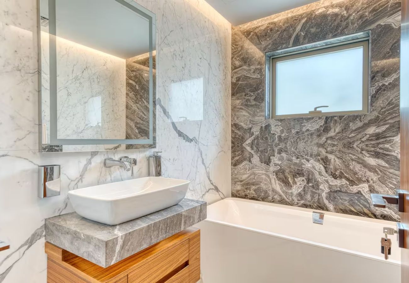 Villa in Dubai - World Class Luxurious 6 BDR Villa In Palm Jumeriah