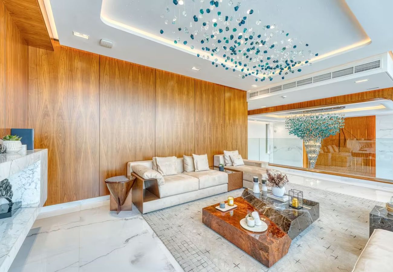Villa in Dubai - World Class Luxurious 6 BDR Villa In Palm Jumeriah